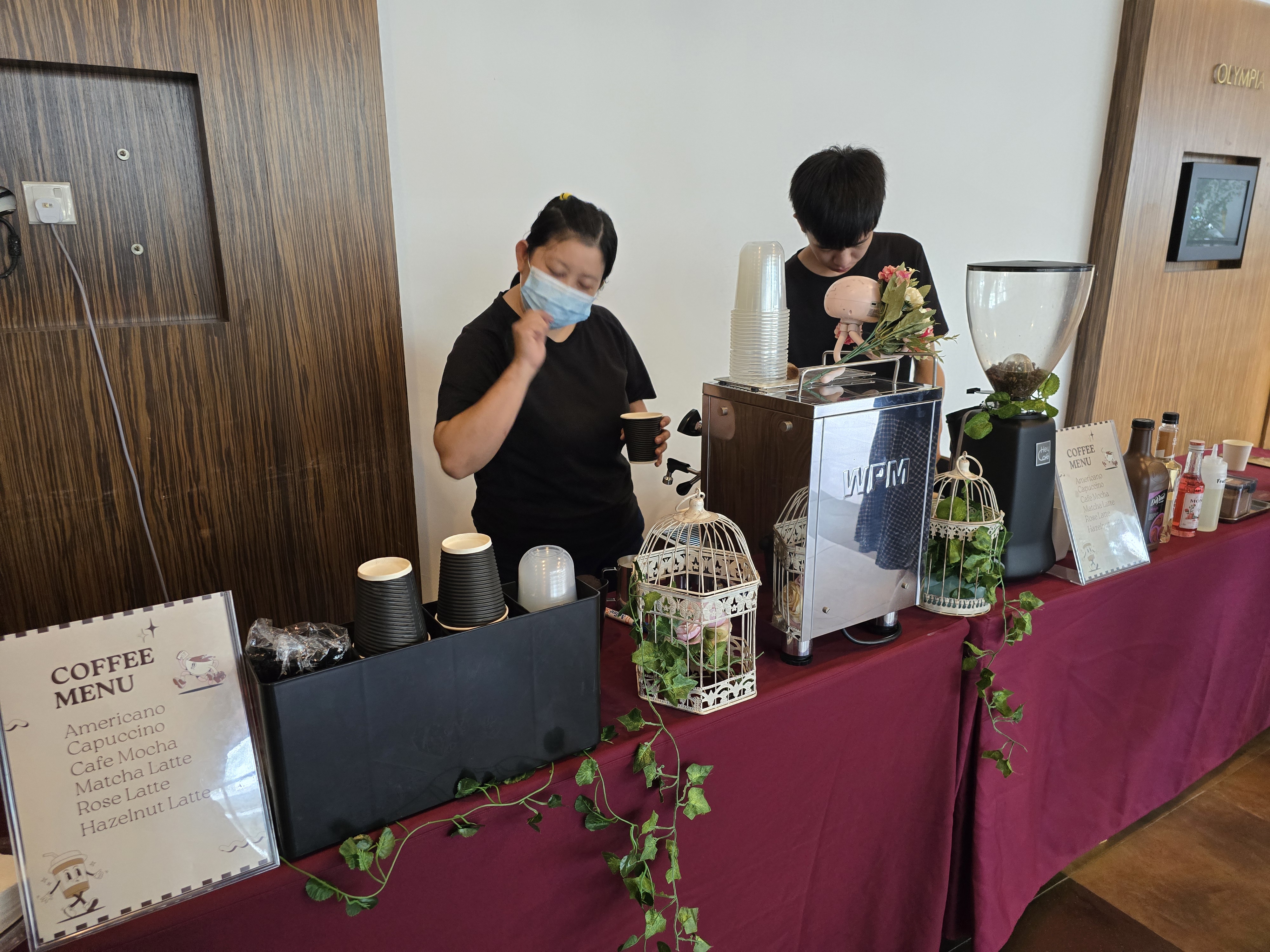 Qniesse team preparing drinks at an event